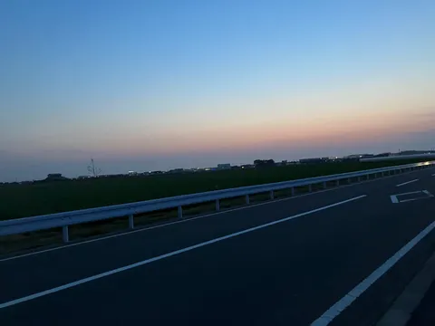 静寂のハイウェイ、夕暮れのグラデーション