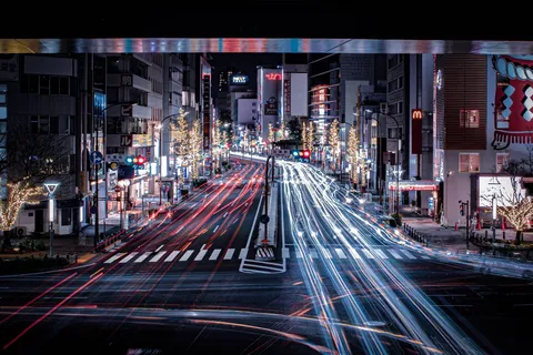 光跡が走る夜の交差点