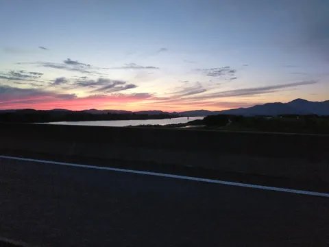 茜色の空と静かな川面