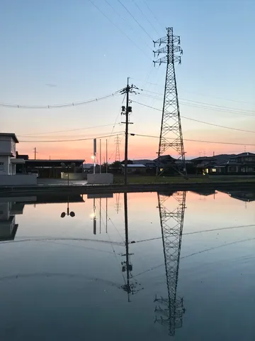 電光石火の如く、水面に映る夕暮れ