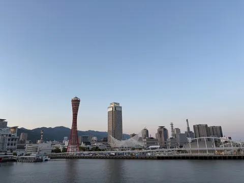 港町の灯台と摩天楼
