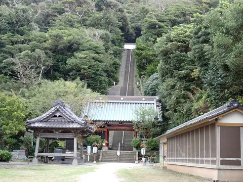 山門へ続く長い階段