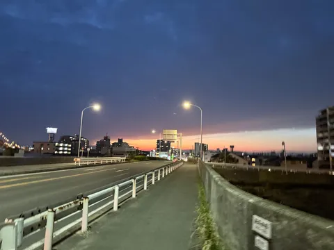 夕暮れの街灯と旅路