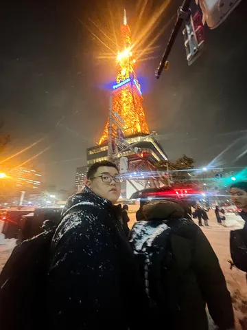 夜の塔に映える雪の息吹