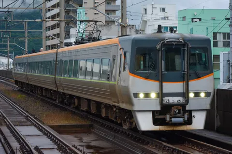雨上がりの鉄道風景