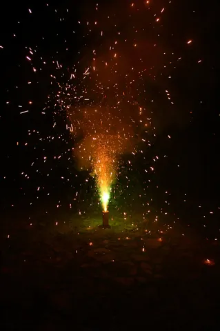 夜空に舞う小さな花火