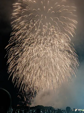 夜空を染める花火の軌跡