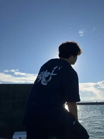 海を望む光のシルエット