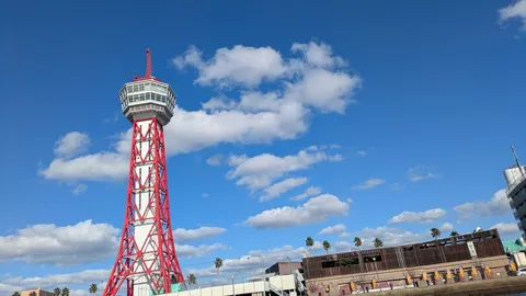 青空に映える赤白のタワー
