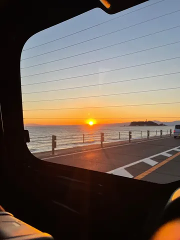 車窓から臨む、息をのむ夕暮れ