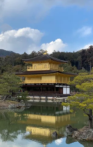 湖面に映える金色の楼閣