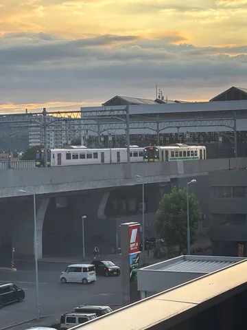 夕暮れの街を走る電車