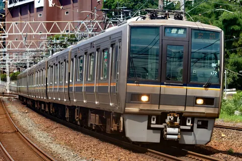 都市の線路を駆ける列車