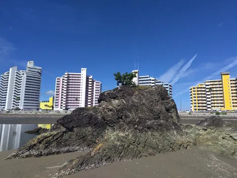 青い空と岩、そして都会のコントラスト