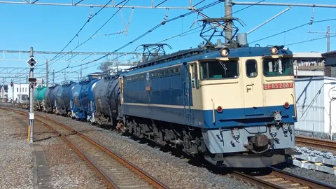 青と白の機関車と貨車列
