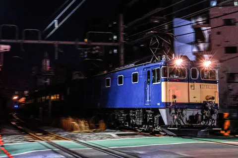 夜を駆ける青い機関車