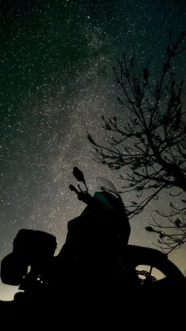 星空と静かな旅の影