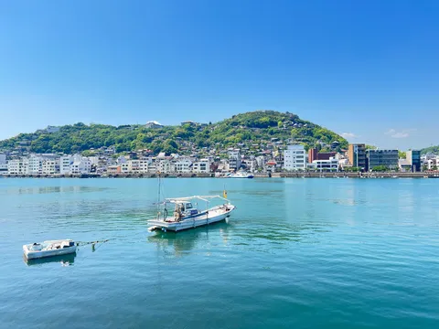 青い空と穏やかな海、山並みの街並み