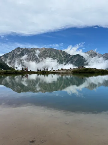 山と雲の静かな鏡湖