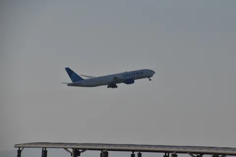 離陸するユナイテッド航空機
