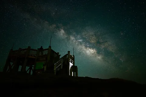 星空の展望台に浮かぶ夜