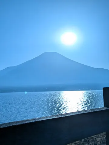 湖面に映る神秘的な光、富士山のシルエット