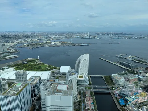 海と高層の交差点