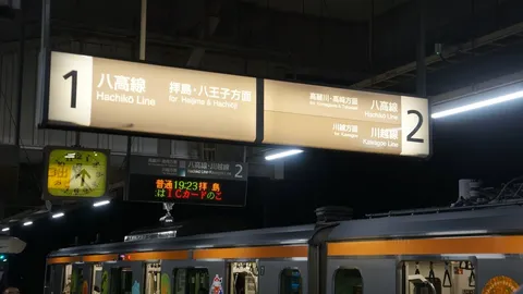 光と影が織りなす駅の表情