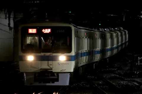 夜を駆ける銀色の列車