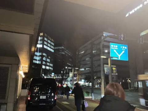 夜の街、青い道標