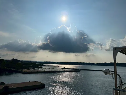 雲間から差し込む光の道
