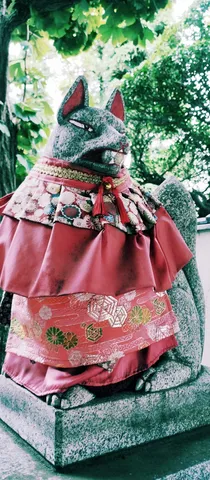 石のキツネ、華麗な装い