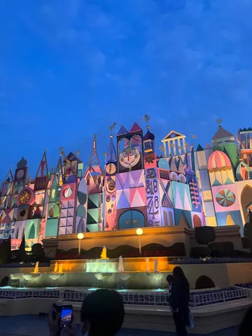 印象的なパステル城の夜景