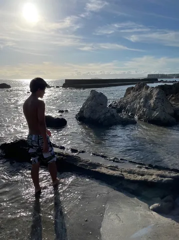 夕日の照らす海