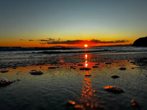 波打ち際の夕日リフレクション