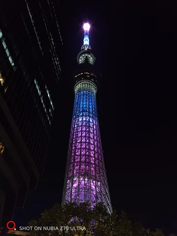夜空に灯る、光の塔