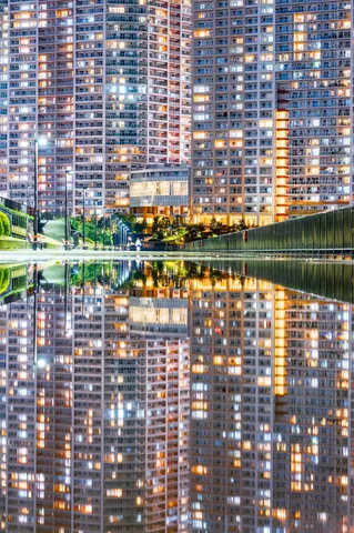 都会の灯りの水鏡