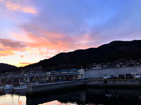 茜色の空と港町の日常