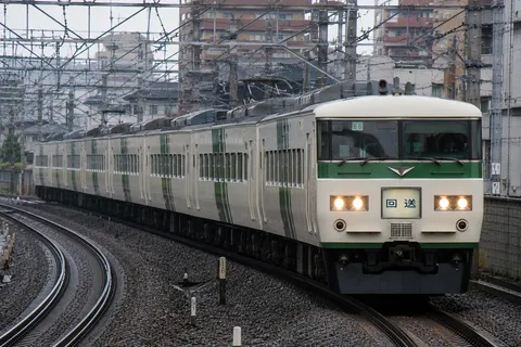 雨模様の沿線風景、列車の旅愁
