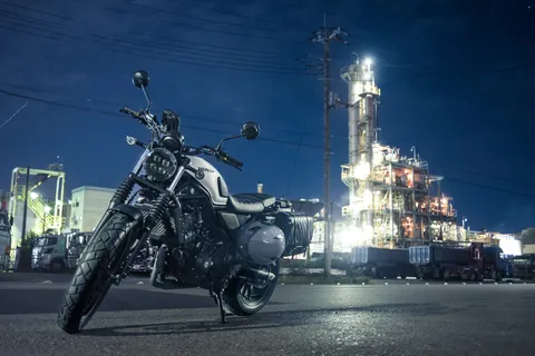 工場夜景とバイクの競演