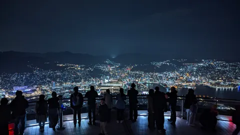 夜景に釘付け、後ろ姿の鑑賞会！