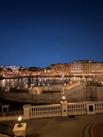 光が彩る湾岸の夜景