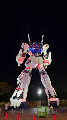 夜空に立つ鋼鉄の巨神