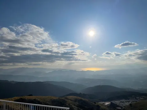 山並みの奥に輝く水平線