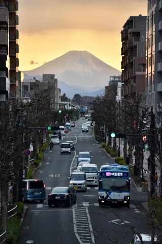 夕暮れの街と富士山