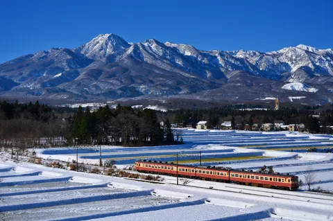 雪の棚田を駆けるレトロ列車