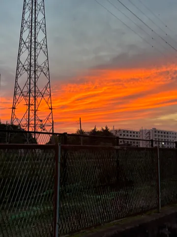 夕焼けに染まる鉄塔の記憶