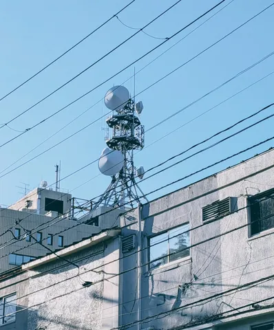 電線と鉄塔、都市の風景