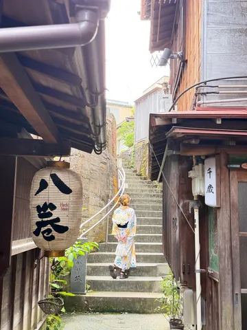 路地にほどける夏の灯り