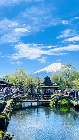 富士を望む、賑わいの水鏡